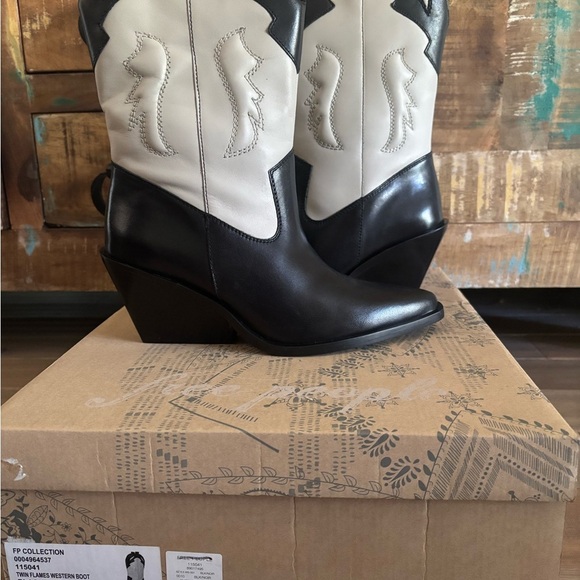 Free People Twin Flame Boots NIB - Picture 4 of 7
